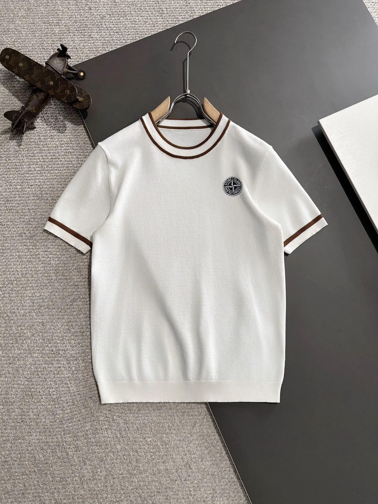 🅿️320 shipped next day, high quality Stone Island 2025 spring and summer new men's round neck short-sleeved T-shirt. Made of combed cotton yarn knitted cotton fabric, pure cotton high-weight special yarn, it feels full when weighed, and the upper body is more textured than ordinary T-shirts. This texture can cope with the weather easily, suitable for both hot and cold! The pattern on the chest adopts three-dimensional embroidery technology, and is perfectly produced stitch by stitch with reference to the original version! Loose fit design, looks noble. Size: M to XXXL